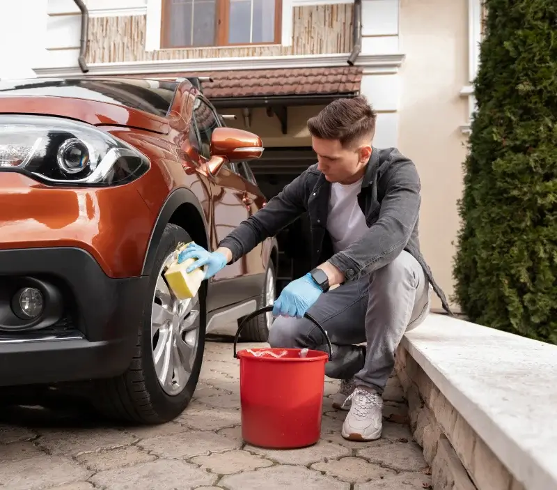 Lavage auto à domicile Guiler-sur-Goyen : professionnel intervenant sur un véhicule